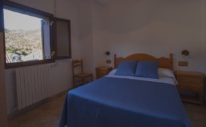 Habitació amb llit de matrimoni